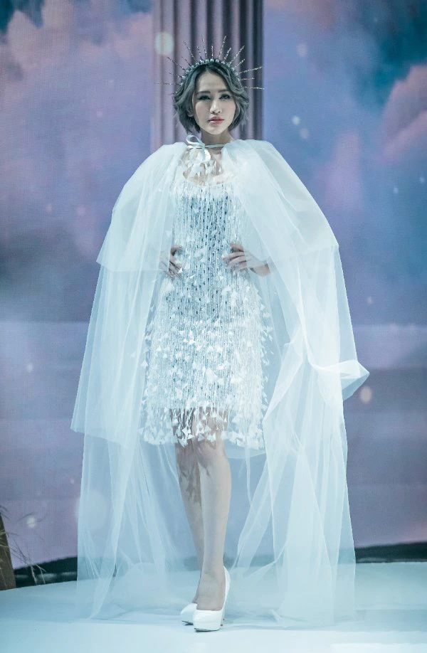 Báo chí rầm rộ với màn trình diễn đầy ấn tượng của hoa hậu Kim Sỹ tại Vietnam RunWay Fashion Week
